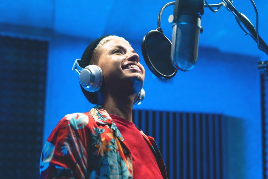 Professional voice training / Person in a recording studio